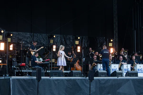 Laulaja ja Ilmavoimien Big Band Miljazz-kiertueella Rovaniemellä