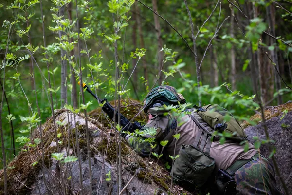 Sotilas suojassa metsässä