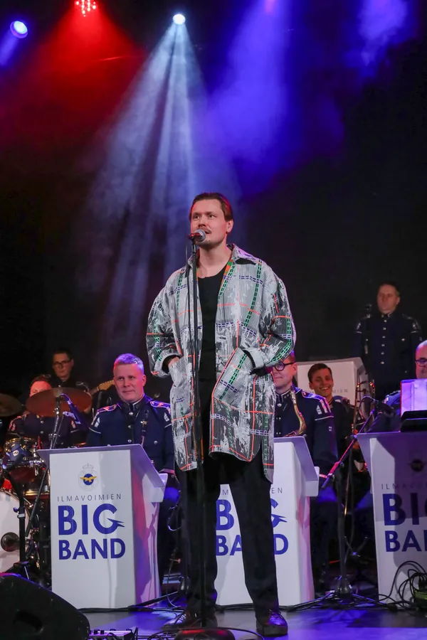 Laulaja Ilmavoimien Big Bandin edessä Zappa-konsertissa